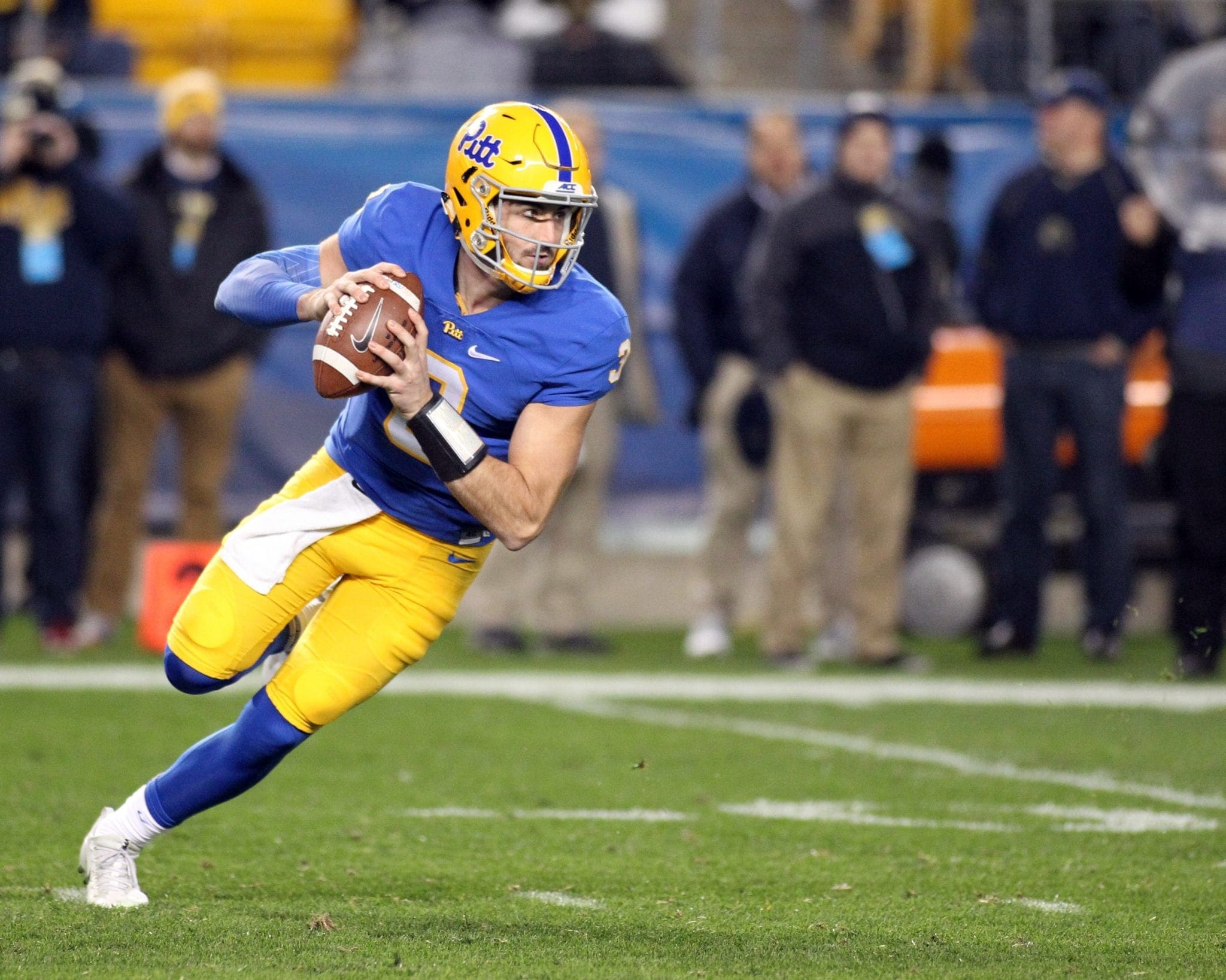 Pitt football quarterback Ben DiNucci